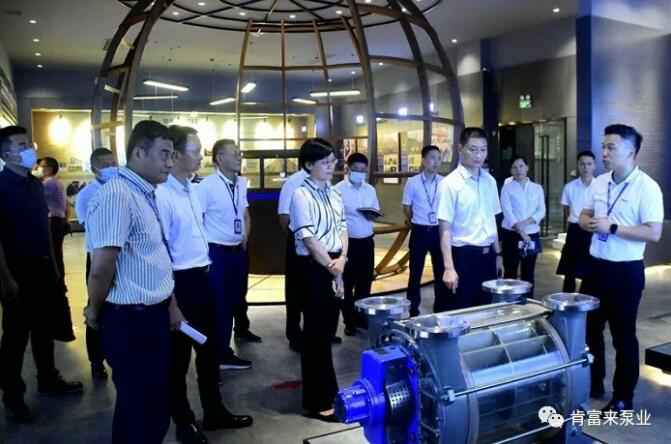 公司董事长、总经理陈迪(右一)向李军区长(右二)一行介绍熊猫体育-熊猫体育(中国)官方网站产品